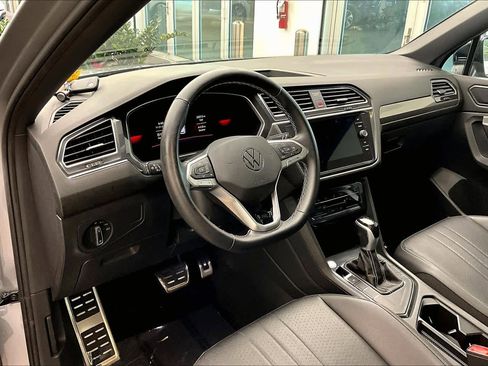 Used 2023 Volkswagen Tiguan SE R-Line image 17