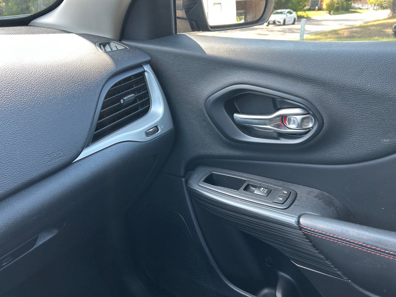 Used 2015 Jeep Cherokee Trailhawk w/ Leather Interior Group AWD/4WD image 22