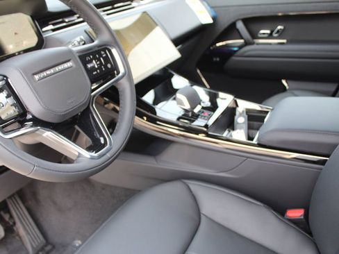Used 2025 Land Rover Range Rover Sport SE image 11