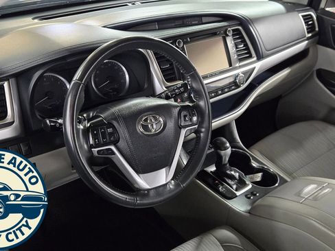Used 2019 Toyota Highlander Plus AWD/4WD image 10