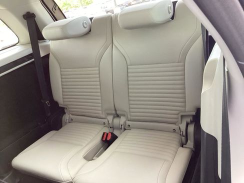 Used 2025 Land Rover Discovery S AWD/4WD image 15