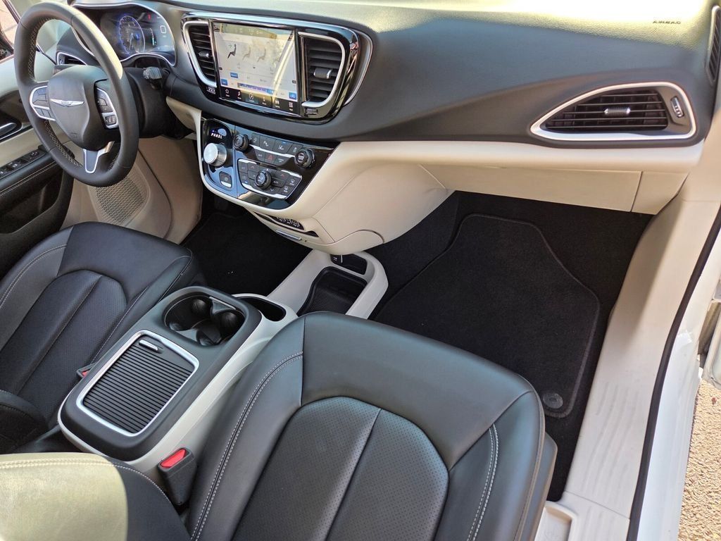 Used 2024 Chrysler Pacifica Touring-L FWD image 21
