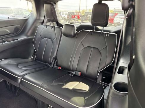 Used 2025 Chrysler Pacifica Limited FWD image 28