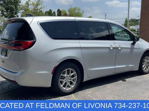Used 2024 Chrysler Pacifica Touring-L FWD image 8