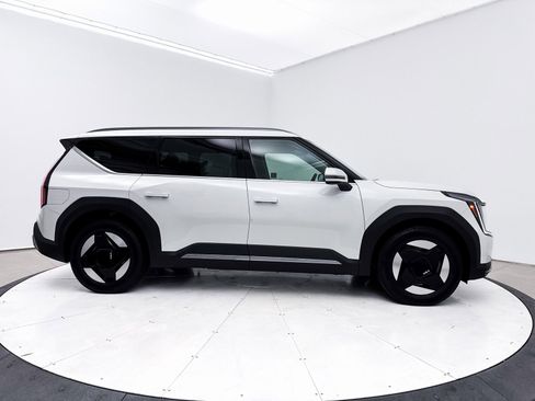 Used 2024 Kia EV9 Wind image 35