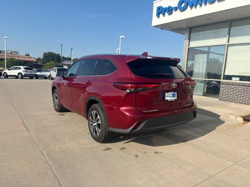 Used 2020 Toyota Highlander XLE AWD/4WD image 6