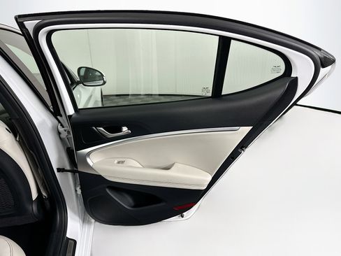 Used 2025 Genesis G70 2.5T image 31