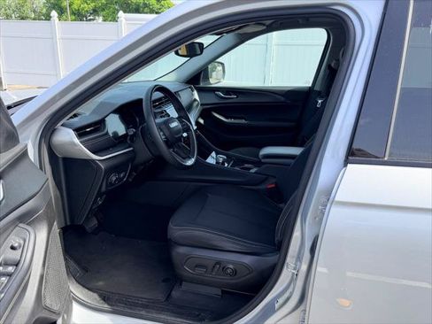 Used 2024 Jeep Grand Cherokee Laredo RWD image 14