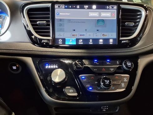 Used 2026 Chrysler Pacifica Select FWD image 23