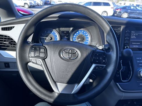 Used 2020 Toyota Sienna L image 19