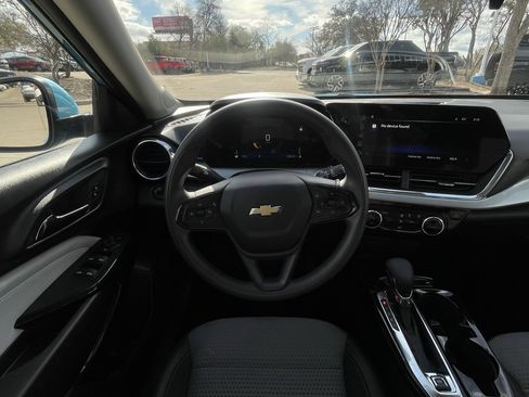 Certified 2025 Chevrolet Trax LT image 11