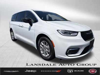 Used 2025 Chrysler Pacifica Select