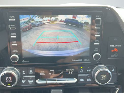Used 2021 Toyota Highlander XLE AWD/4WD image 33