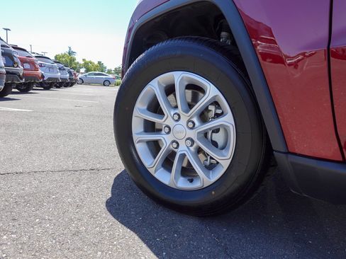 Used 2022 Jeep Grand Cherokee Laredo E RWD image 8