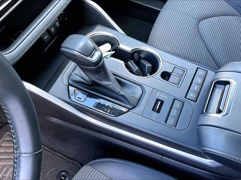 Used 2021 Toyota Highlander LE image 17