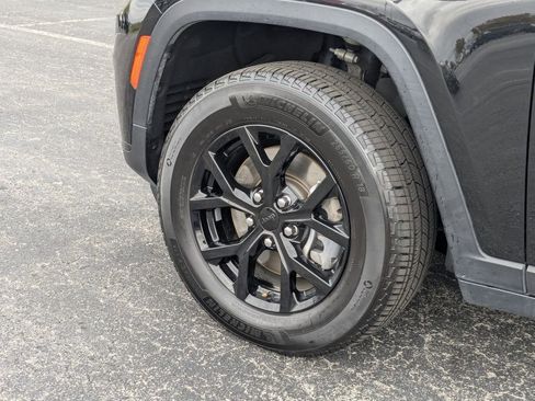 Used 2024 Jeep Grand Cherokee L Laredo image 25