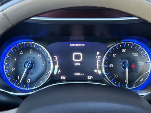 Used 2017 Chrysler Pacifica Limited w/ UConnect Theater Package FWD image 31