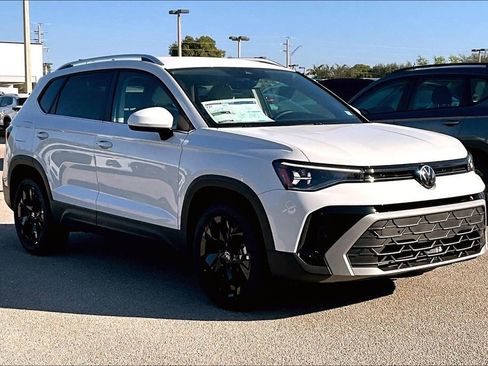 New 2026 Volkswagen Taos SE FWD image 2