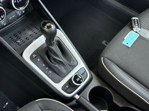 Used 2024 Hyundai Venue Limited FWD image 30