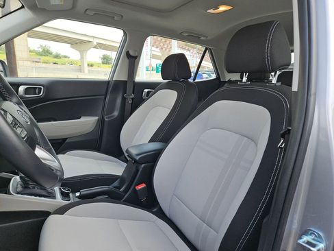 Used 2025 Hyundai Venue SEL FWD image 16