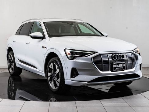 Used 2022 Audi e-tron Premium Plus w/ Premium Plus Package AWD/4WD image 12