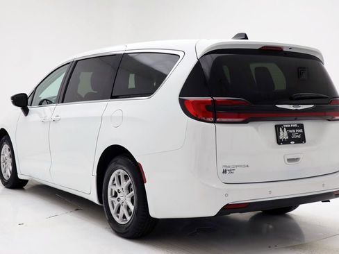 Used 2024 Chrysler Pacifica Touring-L image 6