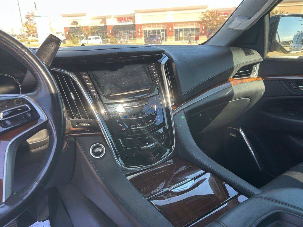 Used 2018 Cadillac Escalade Luxury AWD/4WD image 13