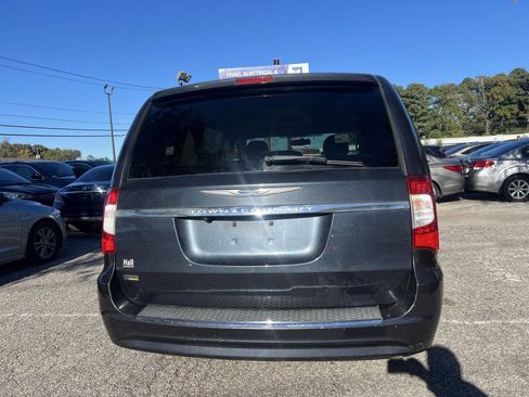 Used 2013 Chrysler Town & Country Touring image 6