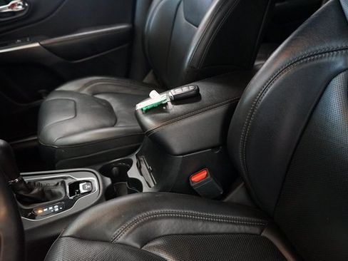 Used 2019 Jeep Cherokee Limited image 27