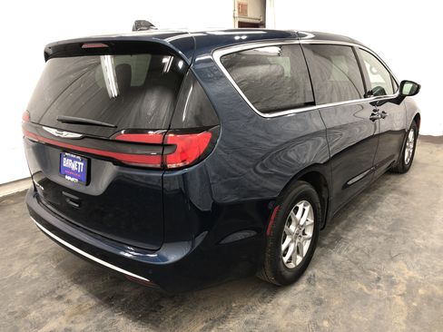 Certified 2025 Chrysler Pacifica Select w/ Uconnect Theater Family Group image 5