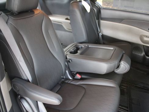 New 2026 Kia Carnival EX FWD image 7
