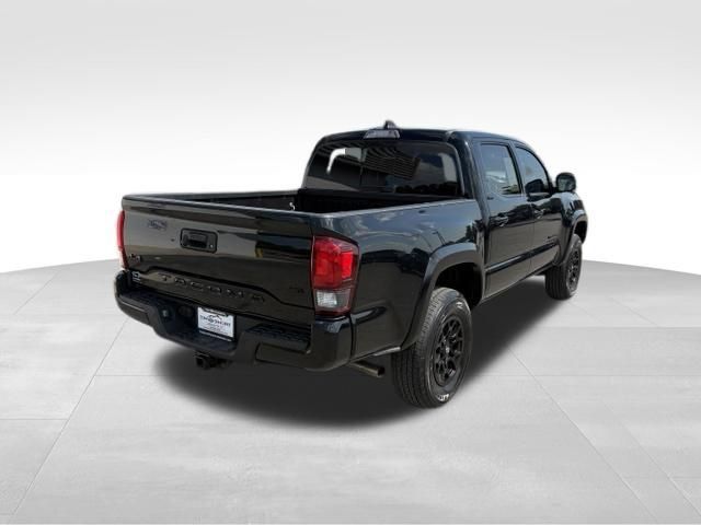 Used 2022 Toyota Tacoma SR5 AWD/4WD image 2