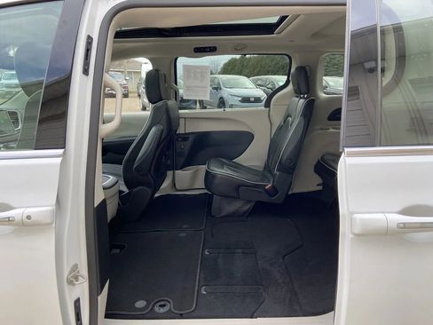Used 2023 Chrysler Pacifica Limited FWD image 27