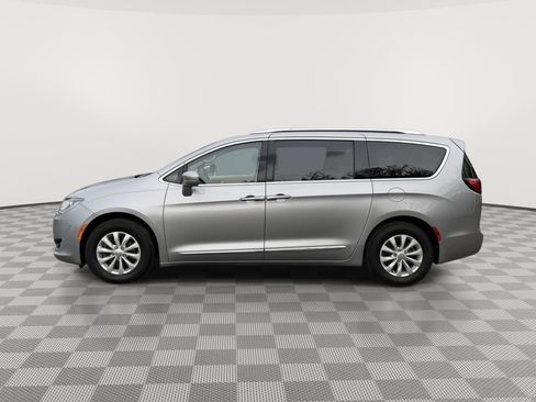 Used 2018 Chrysler Pacifica Touring-L FWD image 4