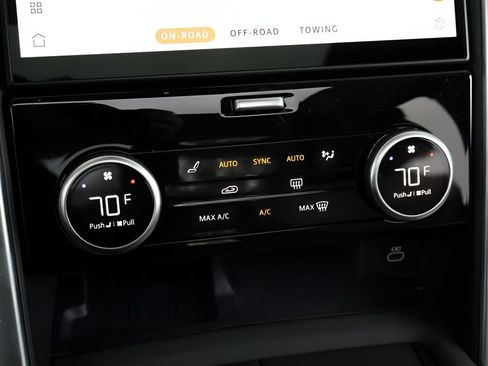 Used 2025 Land Rover Discovery Metropolitan Edition AWD/4WD image 49