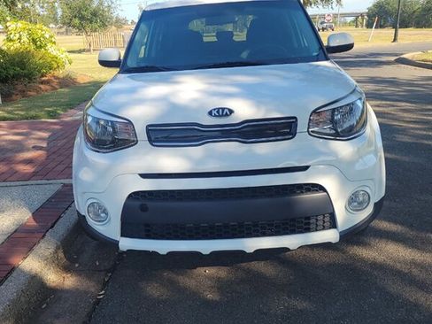 Used 2019 Kia Soul + image 2