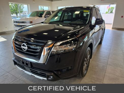 Used 2022 Nissan Pathfinder SL AWD/4WD image 2
