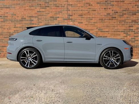 New 2026 Porsche Cayenne Turbo image 8