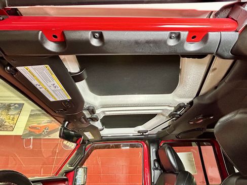 Used 2022 Jeep Wrangler Unlimited Rubicon w/ Cold Weather Group AWD/4WD image 40
