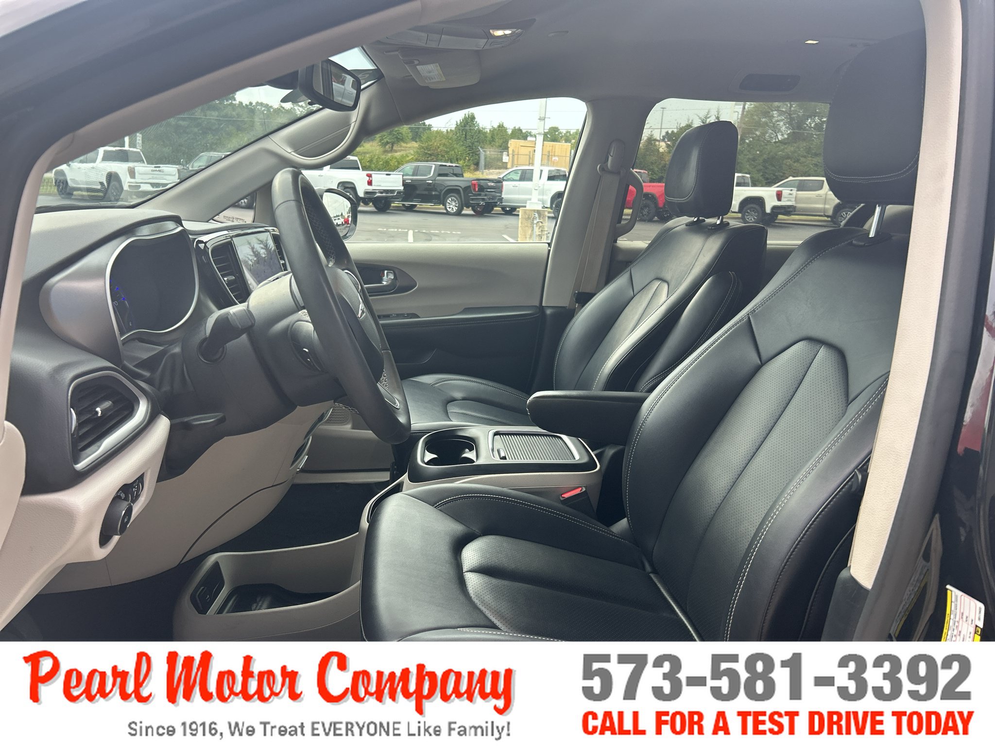 Used 2024 Chrysler Pacifica Touring-L FWD image 11