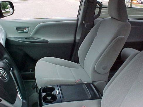 Used 2015 Toyota Sienna LE FWD image 16