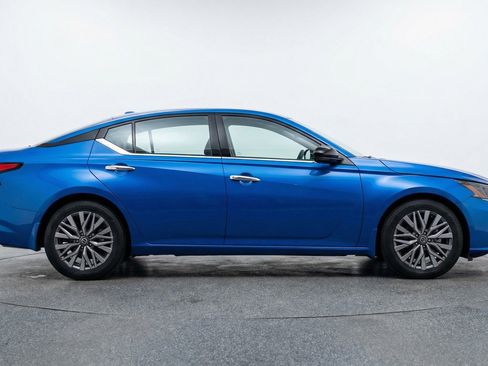 Used 2025 Nissan Altima 2.5 SV image 11