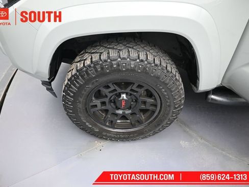 Used 2022 Toyota Tacoma TRD Sport w/ TRD Premium Sport Package AWD/4WD image 32