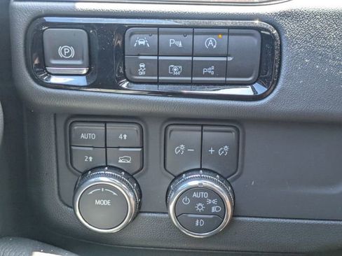 Used 2025 GMC Yukon XL Denali AWD/4WD image 24