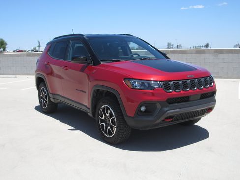 Used 2025 Jeep Compass Trailhawk AWD/4WD image 2