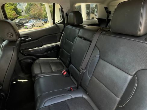 Used 2023 GMC Acadia SLT FWD image 23