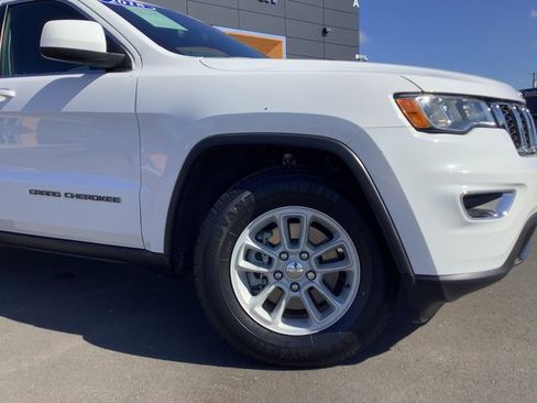 Used 2018 Jeep Grand Cherokee Laredo image 3