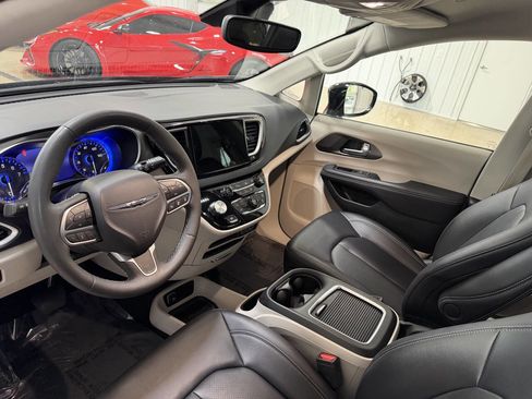 Used 2024 Chrysler Pacifica Touring-L FWD image 8