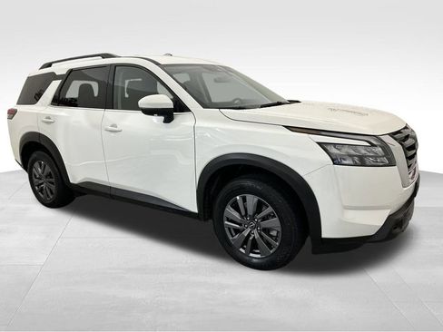 Used 2025 Nissan Pathfinder SV image 3