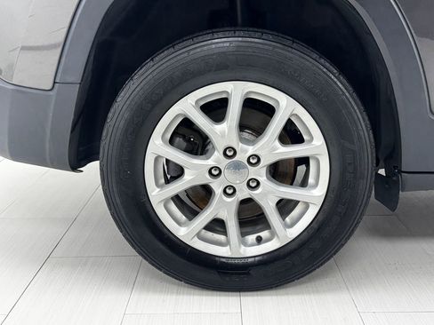 Used 2018 Jeep Cherokee Latitude Plus image 38